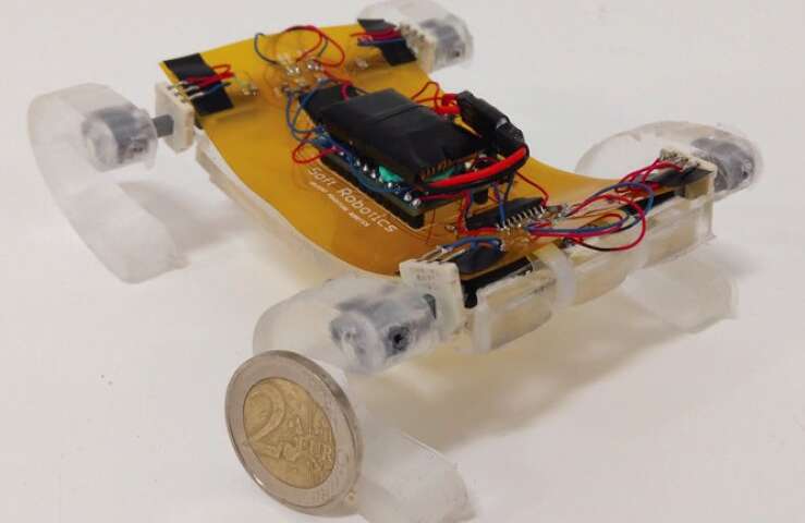 SQuad: A miniature robot that can walk and climb obstacles