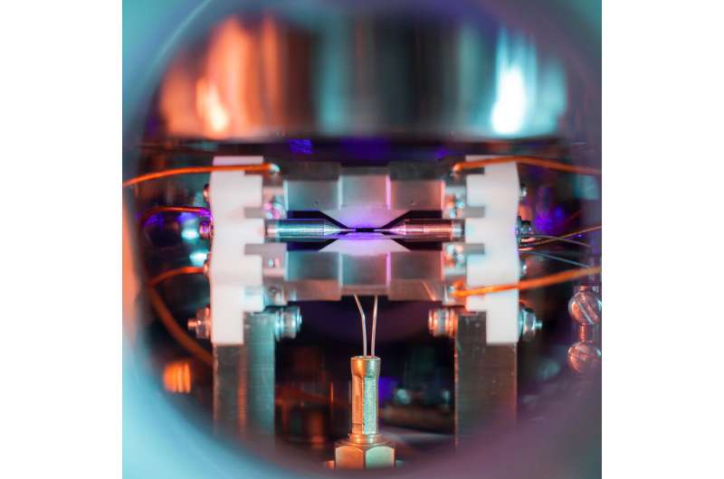 A new strategy to implement a high-fidelity mixed-species entangling gate