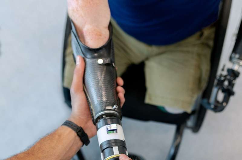 A system to control robotic arms based on augmented reality and a brain-computer interface