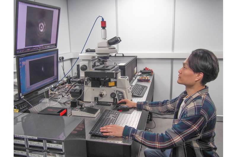 Topologically structured light detects the position of nano-objects with atomic resolution