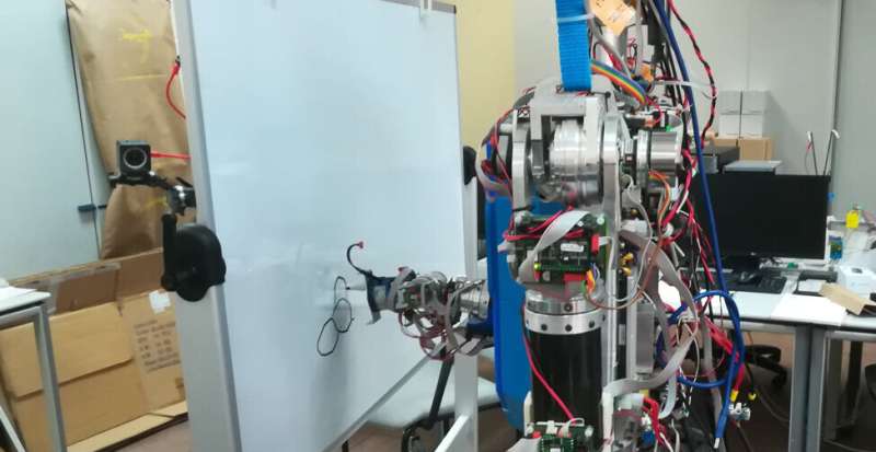 Human-like real-time sketching by a humanoid robot