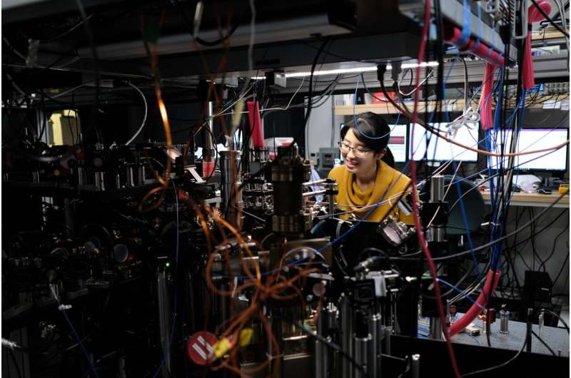 Atom tweezer arrays reveal how phase transitions unfold in mesoscopic systems